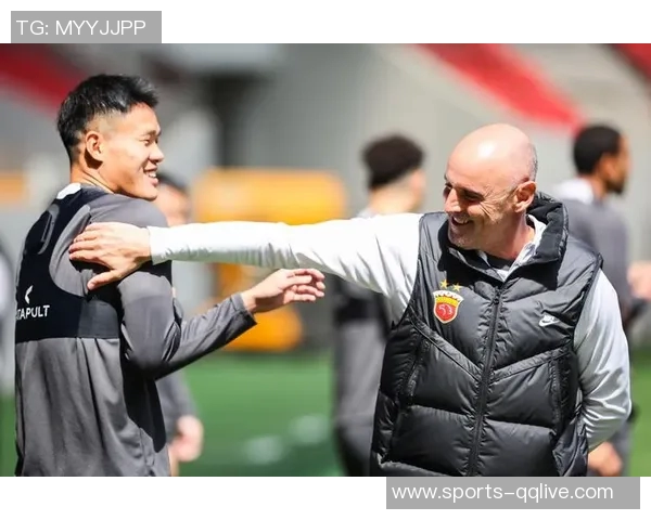 海港新闻官分享球队全家福穆斯卡特居中六名外援齐聚一堂 海港新闻官分享球队全家福穆斯卡特居中六名外援齐聚一堂