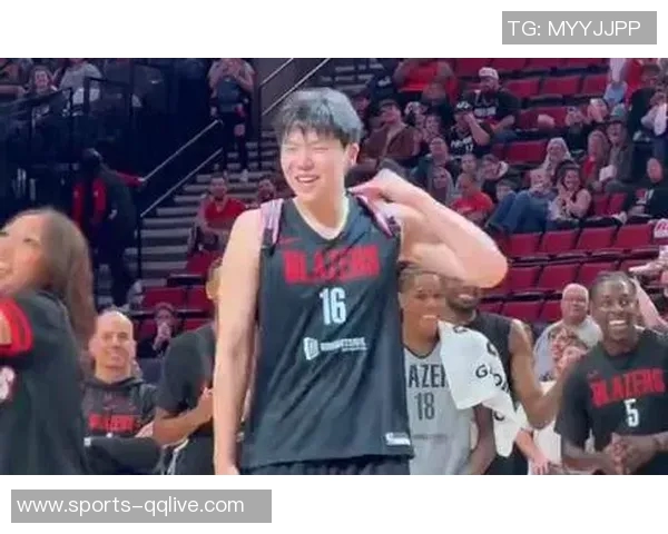 开拓者众将亮相秀场杨瀚森背粉色书包格兰特传统服饰引关注