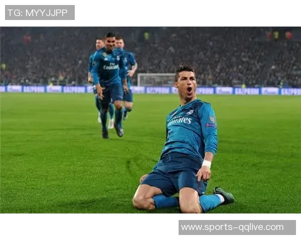 C罗精彩倒钩破门后队友热情为其戴帽子庆祝场面温馨