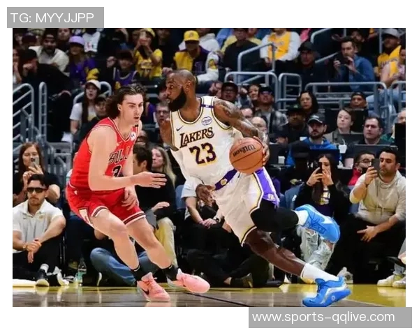 詹姆斯投篮与传球给八村的差异何在为何引发如此争议